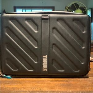 THULE SWEDEN GAUNTLET HARDSHELL CASE MACBOOK,IPAD,LAPTOP